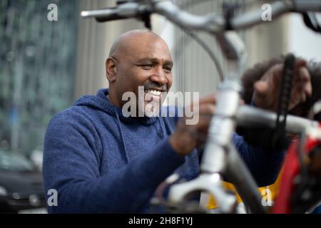 Glücklicher Mann mit Fahrrad Stockfoto