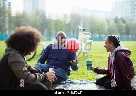 Familie mit Fußball und Kaffee im Park Gras Stockfoto
