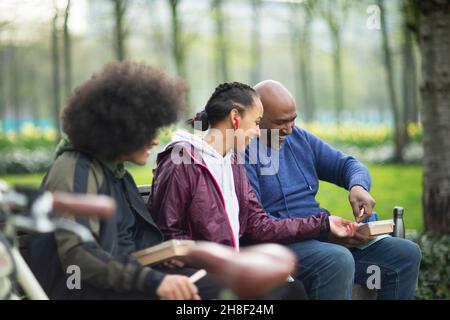 Glückliche Familie, die im Park zu Mittag essen kann Stockfoto
