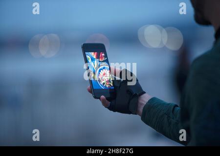 Mann, der Essen zum Mitnehmen mit dem Smartphone bestellt Stockfoto