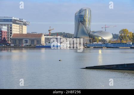 Bordeaux, Frankreich - 7 Nov, 2021: Blick auf das Weinmuseum Cite du Vin im bacalanischen Hafenviertel von Bordeaux Stockfoto