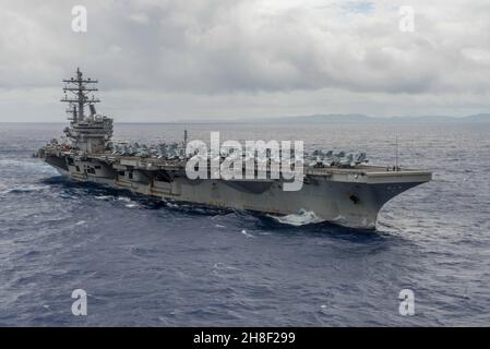 Die US Navy Nimitz-Klasse nuklear-powered Aircraft Carrier USS Ronald Reagan verlässt Guam auf einer Routine-Patrouille als Flaggschiff der 5th Flotte 29. September 2016 in der philippinischen See. Stockfoto