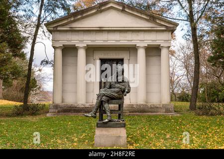 Eine Skulptur vor dem Mausoleum der Familie Mellon auf dem Homewood Cemetery in Pittsburgh, Pennsylvania, USA Stockfoto