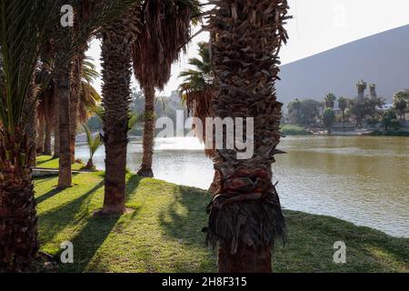 Eine Oase mitten in der Wüste, so ist diese kleine Lagune namens Huacachina in Ica - Peru; Es ist ein sehr beliebtes Touristenziel für seine unusua Stockfoto