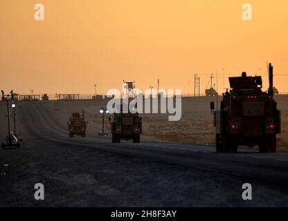 MRAP gepanzerte Fahrzeuge mit der Stryker Brigade 4th, 2nd Infantry Division, tragen die letzten verbliebenen US-Streitkräfte, während sie über die irakische Grenze vom Irak nach Kuwait fahren 18. Dezember 2011 bei K-Crossing, Kuwait. Stockfoto