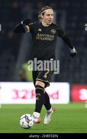 Derby, England, 29th. November 2021. Stefan Johansen von QPR während des Sky Bet Championship-Spiels im Pride Park Stadium, Derby. Bildnachweis sollte lauten: Darren Staples / Sportimage Stockfoto