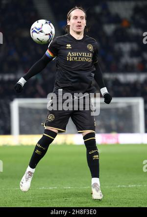 Derby, England, 29th. November 2021. Stefan Johansen von QPR während des Sky Bet Championship-Spiels im Pride Park Stadium, Derby. Bildnachweis sollte lauten: Darren Staples / Sportimage Stockfoto