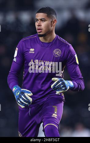 Derby, England, 29th. November 2021. Seny Dieng von QPR während des Sky Bet Championship-Spiels im Pride Park Stadium, Derby. Bildnachweis sollte lauten: Darren Staples / Sportimage Stockfoto