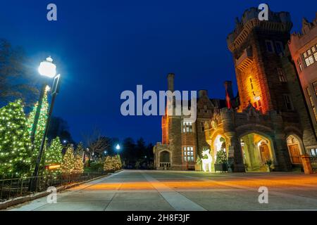 Casa Loma Winternachtbeleuchtung. Historisches Schloss in Toronto Stadt. Ontario, Kanada. Stockfoto