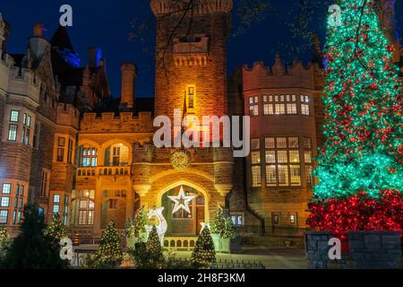 Casa Loma Winternachtbeleuchtung. Historisches Schloss in Toronto Stadt. Ontario, Kanada. Stockfoto
