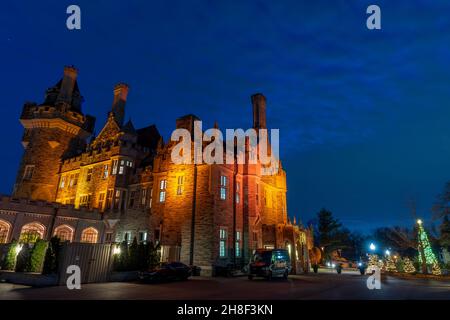 Casa Loma Winternachtbeleuchtung. Historisches Schloss in Toronto Stadt. Ontario, Kanada. Stockfoto