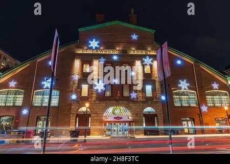 Toronto, Ontario, Kanada - November 24 2021 : St. Lawrence Markt bei Nacht. Stockfoto