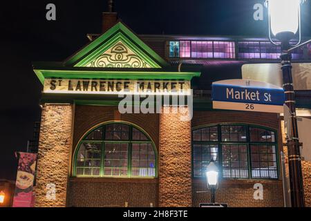 Toronto, Ontario, Kanada - November 24 2021 : St. Lawrence Markt bei Nacht. Stockfoto