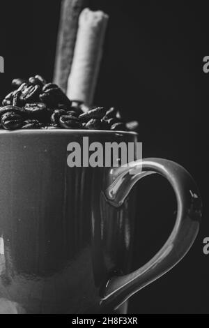 Graustufen-Aufnahme von Kaffeebohnen in einem Becher Stockfoto