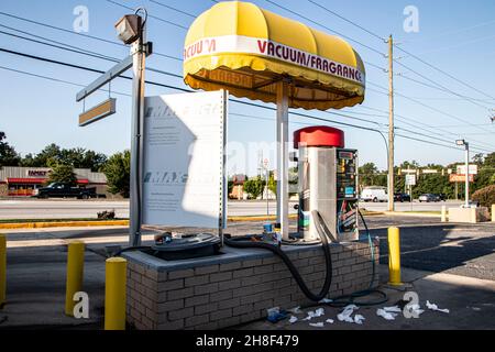 Augusta, GA USA - 07 16 21: Alte urbane Münzwaschanlage Stockfoto