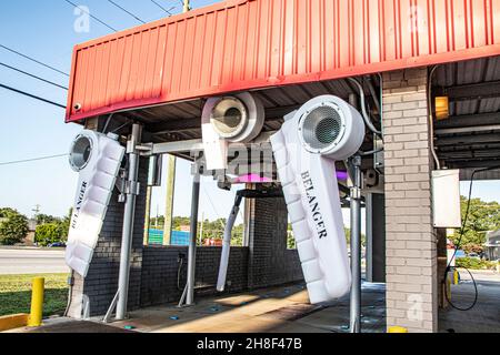 Augusta, GA USA - 07 16 21: Alte urbane Münzwaschanlage Stockfoto