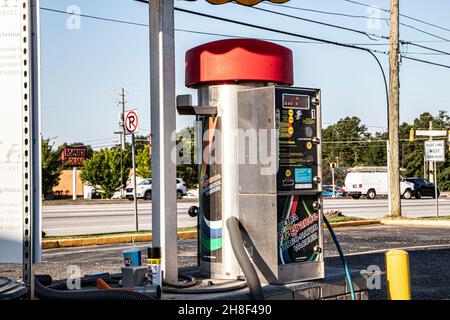 Augusta, GA USA - 07 16 21: Alte urbane Münzwaschanlage Stockfoto