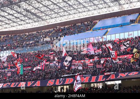 Mailand, Italien. 28th. November 2021. Italien, Mailand, 28 2021. november: ac Milan-Fans winken während des Fußballspiels die Fahnen und zeigen Banner auf den Tribünen AC MILAN vs SASSUOLO, Serie A 2021-2022 day14, San Siro Stadium (Foto von Fabrizio Andrea Bertani/Pacific Press) Quelle: Pacific Press Media Production Corp./Alamy Live News Stockfoto