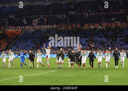 Mailand, Italien. 28th. November 2021. Italien, Mailand, 28 2021. november: Die Spieler von Sassuolo feiern den Sieg und begrüßen die Fans am Ende des Fußballspiels AC MILAN vs SASSUOLO, Serie A 2021-2022 day14, San Siro Stadium (Foto: Fabrizio Andrea Bertani/Pacific Press) Credit: Pacific Press Media Production Corp./Alamy Live News Stockfoto