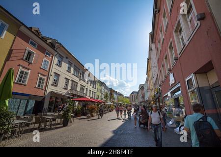 Bild des Hauptplatzes und der Straße von Villach, Österreich, genannt hauptplatz, im Sommer. Villach ist eine Stadt an der Drau in der österreichischen Provinz Stockfoto