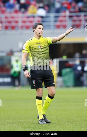 Mailand, Italien. 28th. November 2021. Italien, Mailand, 28 2021. november: Gianluca Manganiello (Schiedsrichter) gibt Ratschläge in der ersten Halbzeit während des Fußballspiels AC MILAN gegen SASSUOLO, Serie A 2021-2022 day14, San Siro Stadion (Bildquelle: © Fabrizio Andrea Bertani/Pacific Press via ZUMA Press Wire) Stockfoto