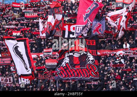 Mailand, Italien. 28th. November 2021. Italien, Mailand, 28 2021. november: ac Milan-Fans winken während des Fußballspiels die Fahnen und zeigen Banner auf den Tribünen AC MILAN vs SASSUOLO, Serie A 2021-2022 day14, San Siro-Stadion (Bildnachweis: © Fabrizio Andrea Bertani/Pacific Press via ZUMA Press Wire) Stockfoto