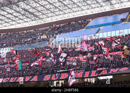 Mailand, Italien. 28th. November 2021. Italien, Mailand, 28 2021. november: ac Milan-Fans winken während des Fußballspiels die Fahnen und zeigen Banner auf den Tribünen AC MILAN vs SASSUOLO, Serie A 2021-2022 day14, San Siro-Stadion (Bildnachweis: © Fabrizio Andrea Bertani/Pacific Press via ZUMA Press Wire) Stockfoto