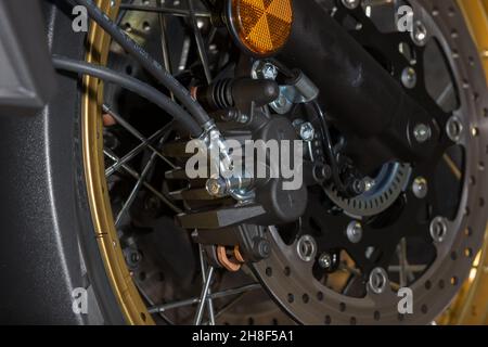 Nahaufnahme der Details eines modernen Motorradrades im Freien bei Tageslicht Stockfoto