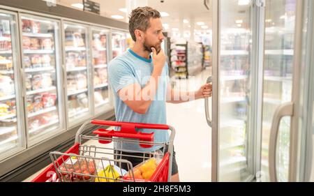 Kunde Verbraucher mit Einkäufen. Kerl im Lebensmittelgeschäft. Shopper bei Lebensmitteln. Stockfoto