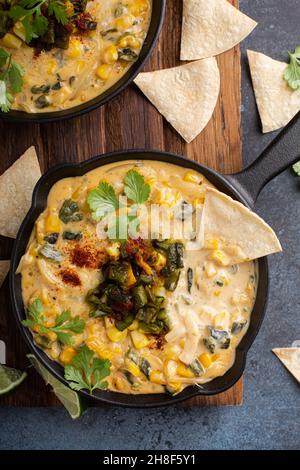 Gegrillter Poblano und Mais Dip mit Tortilla Chips Stockfoto
