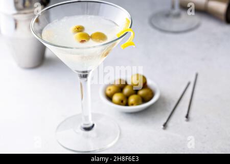 Klassischer Lemon Drop martini mit Oliven und einem Zitronengeschmack Stockfoto