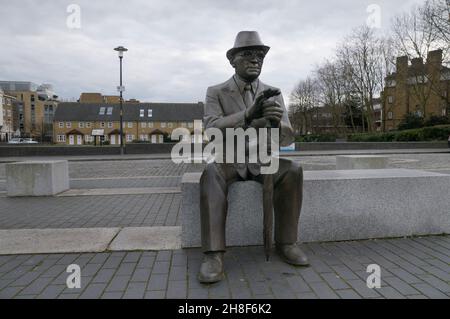 Statue von Dr. Alfred Salter (1873-1945), Teil von Dr. Salters Daydream, Bermondsey Wall East, London, England, Großbritannien Stockfoto