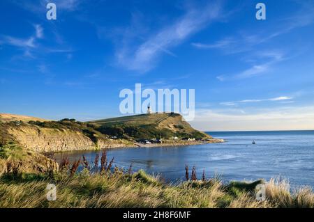 Kimmeridge Bay und Clavell Tower auf dem Hen Cliff, Isle of Purbeck, Weltkulturerbe der Jurassic Coast, Dorset, England, Großbritannien Stockfoto