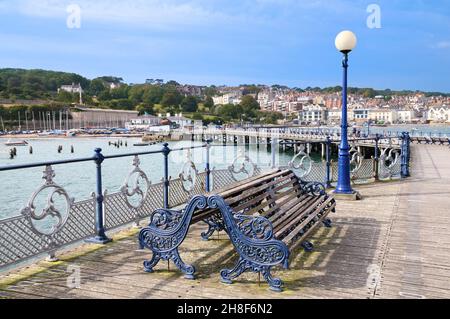 Auf der Promenade des restaurierten Swanage Pier mit seinen verzierten Bänken, Geländern und Laternenpfosten, Isle of Purbeck, Jurassic Coast, Dorset, England, VEREINIGTES KÖNIGREICH Stockfoto