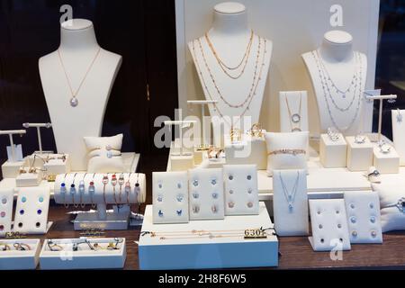 Fenster des Juwelierladens Stockfoto