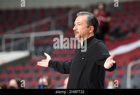 Riga, Lettland. 29th. November 2021. Cheftrainer Luca Banchi aus Lettland reagiert beim Qualifikationsspiel der FIBA EuroBasket 2023 zwischen Lettland und der Slowakei in Riga, Lettland, am 29. November 2021. Quelle: Edijs Palens/Xinhua/Alamy Live News Stockfoto