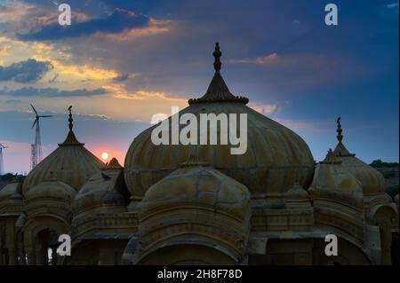 Silhouette von Bada Bagh oder Barabagh, bedeutet Big Garden, ist ein Gartenkomplex in Jaisalmer, Rajasthan, Indien, für Royal cenotaphs von Maharajas bedeutet König Stockfoto