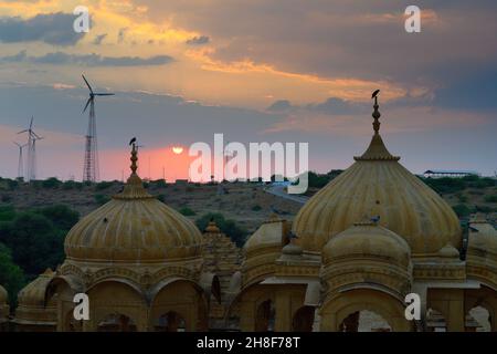 Silhouette von Bada Bagh oder Barabagh, bedeutet Big Garden, ist ein Gartenkomplex in Jaisalmer, Rajasthan, Indien, für Royal cenotaphs von Maharajas bedeutet König Stockfoto