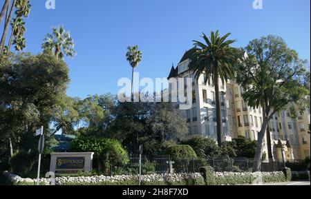 Los Angeles, California, USA 27th November 2021 Eine allgemeine Sicht der Atmosphäre des ehemaligen Chateau Elysee, erbaut 1927, und Heimat von Errol Flynn, Clark Gable, Humphrey Bogart, Carole Lombard, Vincent Price, Bette Davis, George Burns, Lillian Gish, Katherine Hepburn, Ginger Rogers, Ed Sullivan, Ben Lyon, Edward G. Robinso und viele mehr und ist derzeit seit 1969 das Scientology Celebrity Center, am 27. November 2021 in der 5930 Franklin Avenue in Los Angeles, Kalifornien, USA. Foto von Barry King/Alamy Stockfoto Stockfoto