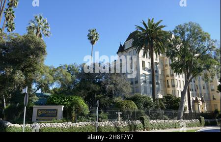 Los Angeles, California, USA 27th November 2021 Eine allgemeine Sicht der Atmosphäre des ehemaligen Chateau Elysee, erbaut 1927, und Heimat von Errol Flynn, Clark Gable, Humphrey Bogart, Carole Lombard, Vincent Price, Bette Davis, George Burns, Lillian Gish, Katherine Hepburn, Ginger Rogers, Ed Sullivan, Ben Lyon, Edward G. Robinso und viele mehr und ist derzeit seit 1969 das Scientology Celebrity Center, am 27. November 2021 in der 5930 Franklin Avenue in Los Angeles, Kalifornien, USA. Foto von Barry King/Alamy Stockfoto Stockfoto