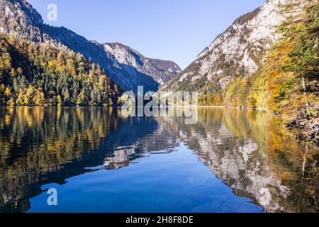 Idyllischer Bergsee Leopoldsteinersee, umgeben von Bergen in Österreich am Morgen Stockfoto