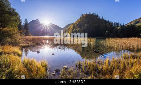Idyllischer Bergsee Leopoldsteinersee bei Sonnenaufgang umgeben von Bergen Stockfoto