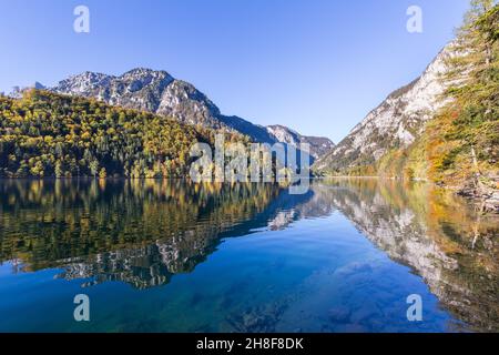 Idyllischer Bergsee Leopoldsteinersee, umgeben von Bergen in Österreich am Morgen Stockfoto