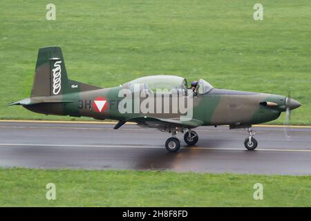 ZELTWEG, ÖSTERREICH - 12. Sep 2019: Pilatus PC-7 Turboprop-Trainerflugzeug der Bundesheer Luftwaffe auf der Rampe Stockfoto