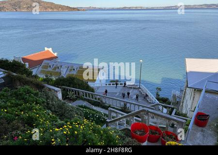 Alcatraz Island liegt in der Bucht von San Francisco, 1,25 Meilen vor der Küste von San Francisco, Kalifornien, USA. 24th. November 2021. Die kleine Insel war einst eine Festung, ein Militärgefängnis und ein Bundesgefängnis mit maximaler Sicherheit von 1934 bis 1963. Das Bundesgefängnis beherbergte einige der schwierigsten und gefährlichsten Verbrechen Amerikas, darunter Al Capone. Im Jahr 1969 besetzten die Indianer aller Stämme Alcatraz für 19 Monate im Namen der Freiheit und der Bürgerrechte der Ureinwohner Amerikas. (Foto von Samuel Rigelhaupt/Sipa USA) Quelle: SIPA USA/Alamy Live News Stockfoto