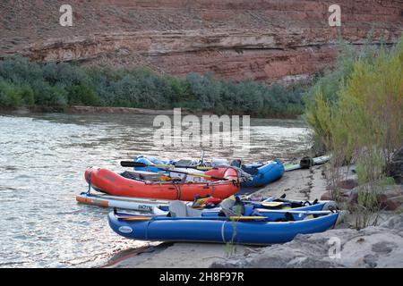 Wildwasser-Flöße und aufblasbare Kajaks, die am San Juan River am Bears Ears National Monument, Utah, geparkt sind Stockfoto