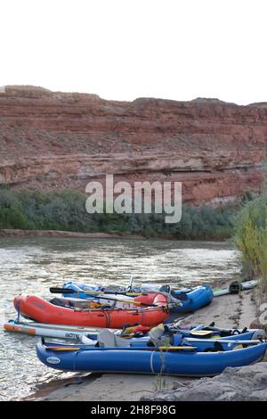 Wildwasser-Flöße und aufblasbare Kajaks, die am San Juan River am Bears Ears National Monument, Utah, geparkt sind Stockfoto