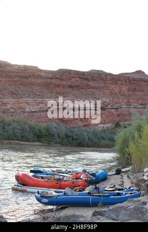 Wildwasser-Flöße und aufblasbare Kajaks, die am San Juan River am Bears Ears National Monument, Utah, geparkt sind Stockfoto