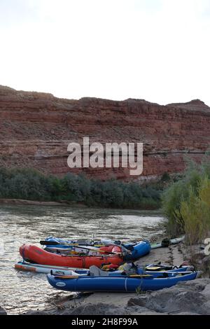 Wildwasser-Flöße und aufblasbare Kajaks, die am San Juan River am Bears Ears National Monument, Utah, geparkt sind Stockfoto