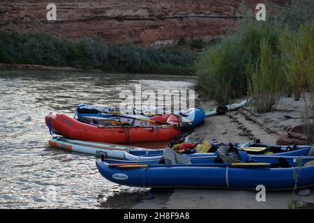 Wildwasser-Flöße und aufblasbare Kajaks, die am San Juan River am Bears Ears National Monument, Utah, geparkt sind Stockfoto